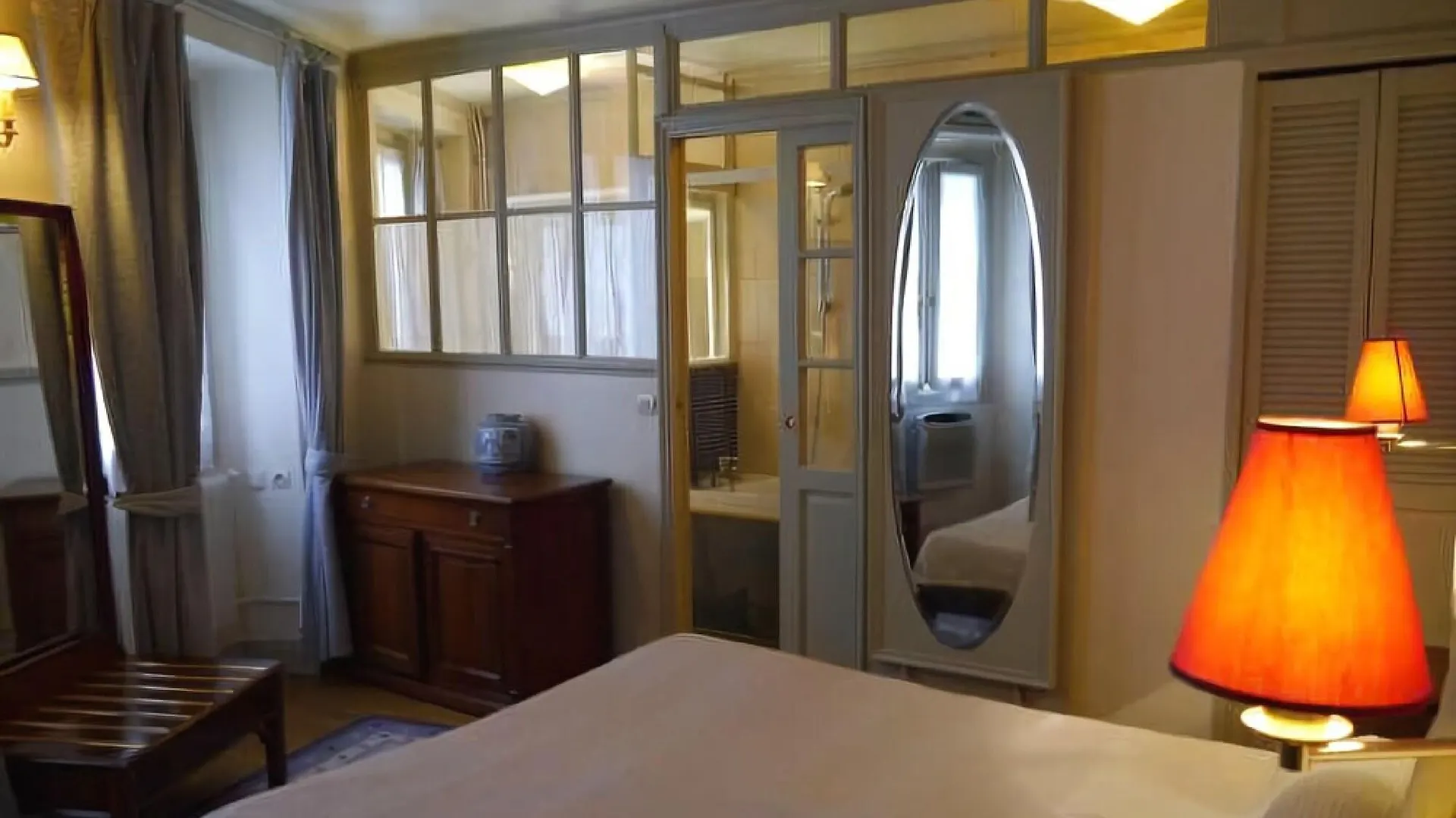 Hotel Les Degres De Notre Dame 3*