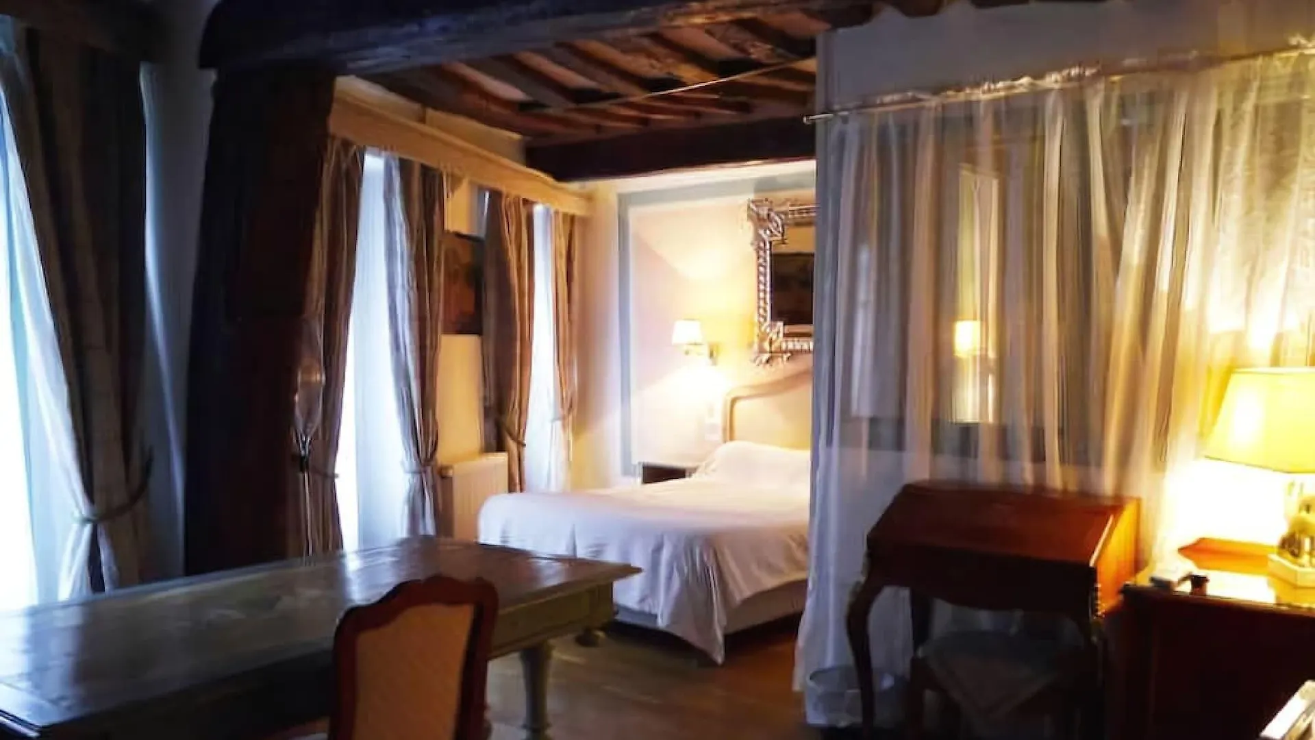 Hotel Les Degres De Notre Dame 3*